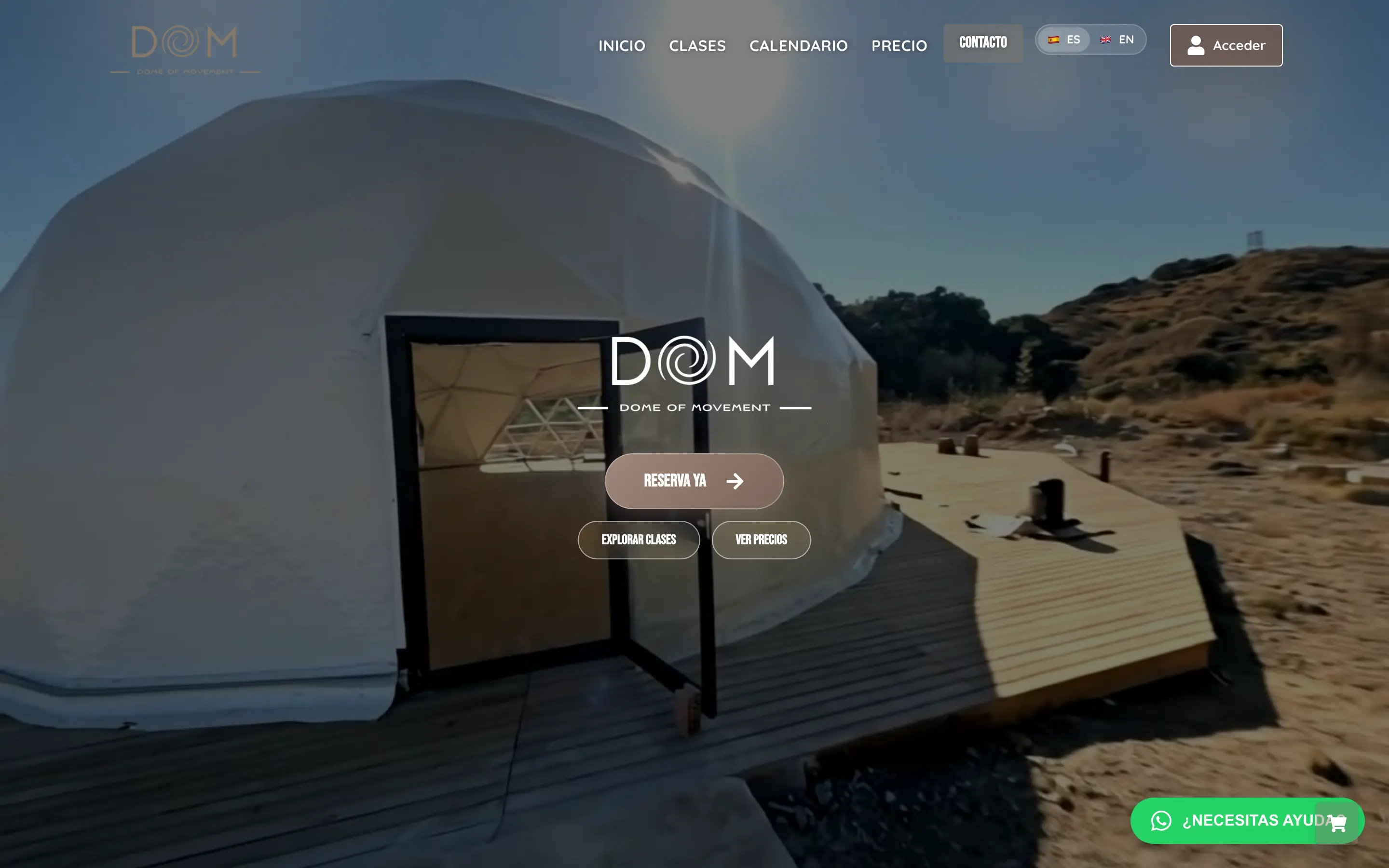 Portada de la web de DOM Movement en el ordenador: el domo geodésico al aire libre, el logo DOM y los botones «Reserva ya», «Explorar clases» y «Ver precios».