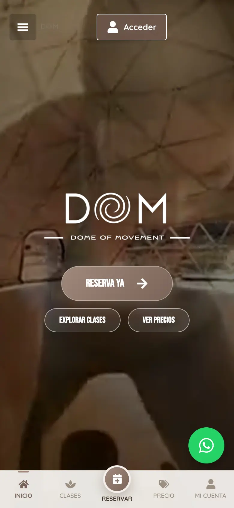 Portada de la web de DOM Movement en el móvil: el interior del domo, el logo DOM, los botones «Reserva ya», «Explorar clases» y «Ver precios» y la barra inferior con Inicio, Clases, Reservar, Precio y Mi cuenta.