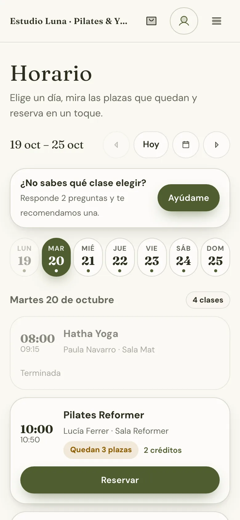 Web del estudio en el celular: horario del día con las plazas que quedan y el botón Reservar
